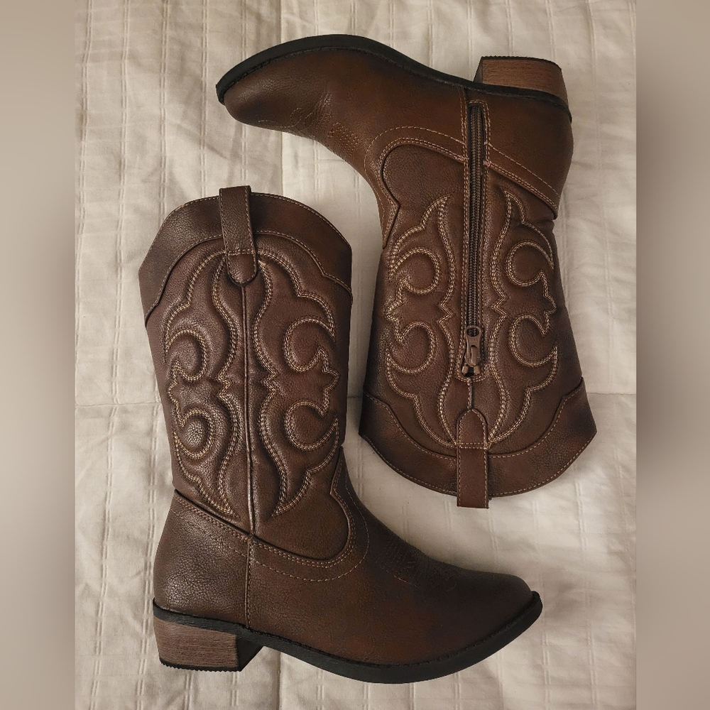 Girl's Cowgirl boots size 4